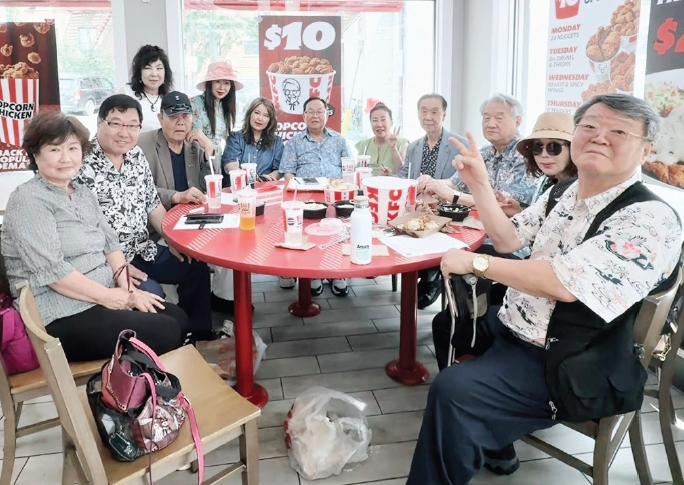 아시안아메리칸사법경찰자문위원회는 지난달 29일 KFC 식당에서 임시회의를 소집해 6월에 연기했던 NYPD 경찰 후원행사를 오는 12월 8일에 하기로결정했다.  [아시안아메리칸사법경찰자문위원회]