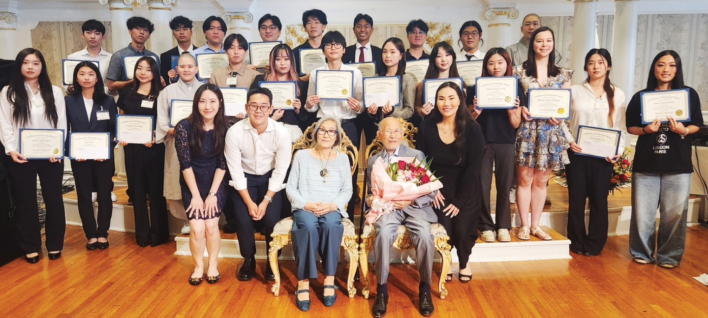 전패밀리장학회는 지난 1일 플러싱 디모스 프리미어 홀에서 제20회 장학금 수여식을 열고 장학생 23명에게 각 3500달러씩 총 8만500달러를 전달했다. 장학금 수여식 후에는 전명국 회장 부부의 결혼 60주년 기념 축하연도 열렸다.  [전패밀리장학회]