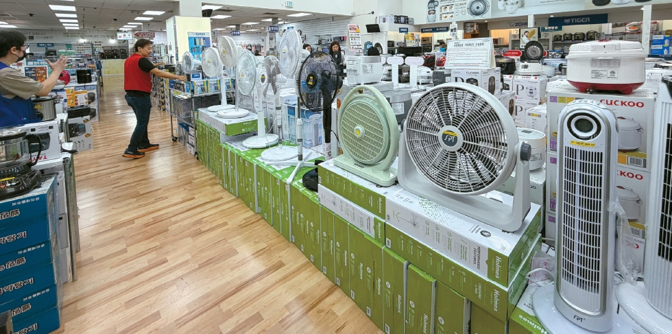 폭염과 전기요금 부담이 이어지면서 선풍기 수요가 급증하고 있다. 김스전기서 판매되고 있는 다양한 선풍기.