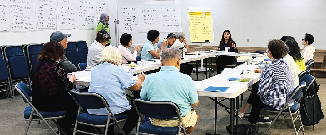 AWCA가 잉글우드병원, 버겐카운티와 공동으로 마련한 ‘만성질환 관리 6주 코스’가 뉴저지 티넥 AWCA 본관에서 진행되고 있다. 참가자들은 혈압·혈당 및 체중 관리, 올바른 운동법, 건강한 식습관, 의료정보 활용법 등을 배우고 있다. 지난달 20일 시작된 프로그램은 사전 등록자를 대상으로 오는 24일까지 매주 월요일 운영된다.  [AWCA]