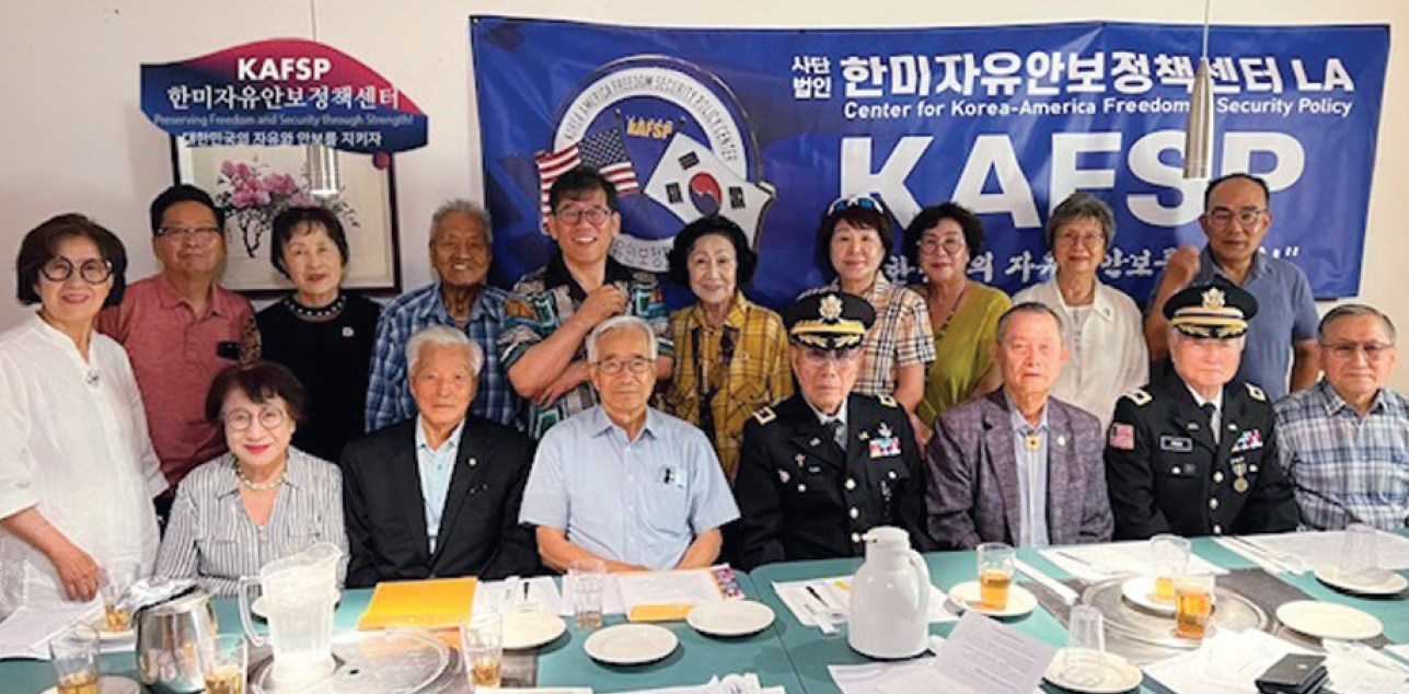 한미자유안보정책센터 LA(회장 최학량·이사장 이광수)는 지난달 21일 강남회관에서 7월 정기임원회를 열고 이날 모임에서 참석자들은 내달 22일 본회가 주최하는 논산훈련소 진중세례식의 성공과 중동 전쟁 종식을 기원했다.  [한미자유안보정책센터 LA 제공] 
