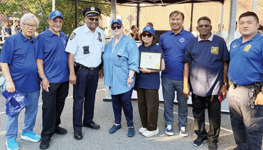 뉴욕시 109경찰서가 주관하는 뉴욕시경(NYPD) 내셔널나이트아웃(National Night Out)’행사가 4일 플러싱 바운 플레이그라운드에서 진행됐다. 커뮤니티보드와 각종 비영리단체가 주민들에게 각종 서비스에 대해 알리고 친목을 도모하는 목적으로 개최되는 이 행사에는 정치인들과 한인사회 관계자들이 참석했다.  [한인권익신장위원회]