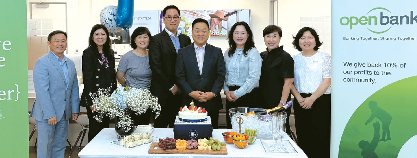 오픈뱅크가 지난 4일 가든그로브 지점 오픈 1주년을 맞아 자축의 자리를 마련하고 더 나은 고객 서비스를 다짐했다. 오상교 행장(오른쪽에서 네번째)과 크리스틴 오 전무(오른쪽에서 두번째), 제임스 리 부장(맨 왼쪽) 등이 임주성 지점장(왼쪽에서 네번째)과 직원들을 격려했다.                        [은행 제공] 