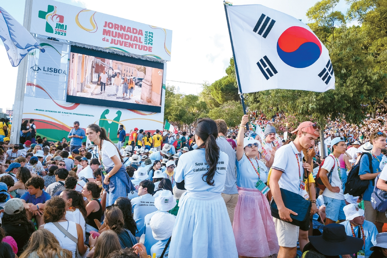 2023년 포르투갈 리스본에서 열린 세계청년대회의 개막 미사. 다음 대회 개최지인 한국 참가자가 태극기를 흔들고 있다.
