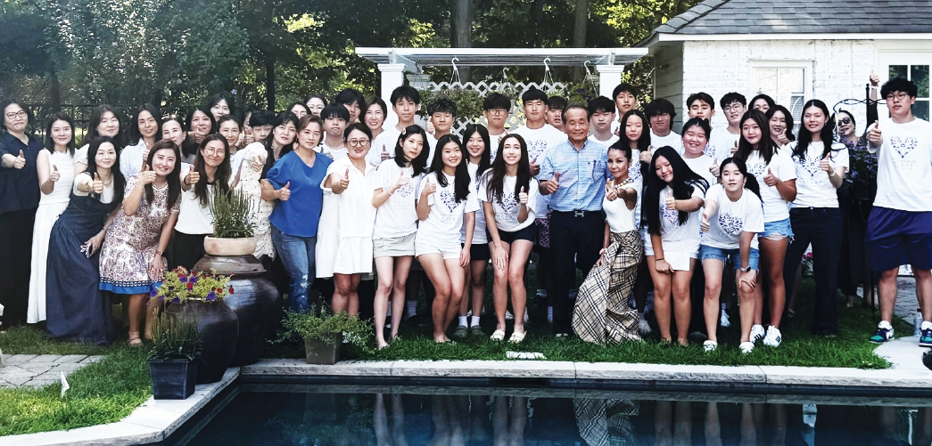 쇼미유어하트재단은 지난 9일 뉴저지주 프랭클린 레이크스 소재 헤더 초이 대표 자택에서 2025~2026학년도를 마무리하고 새 학년도의 출발을 알리는 풀파티를 개최했다. 이날 유스카운슬 학생과 학부모, 운영진은 우수 리더 학생들에게 리더십상과 장학금도 수여했다.  [쇼미유어하트재단]