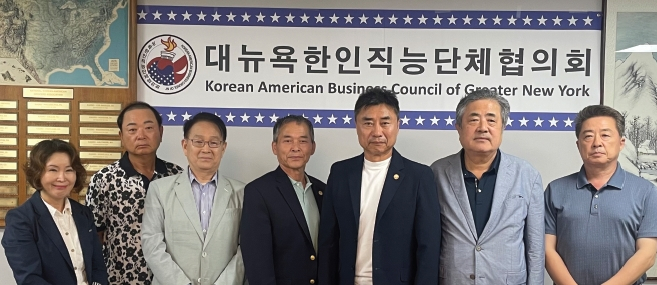 대뉴욕한인직능단체협의회 월례회가 지난 11일 퀸즈 베이사이드의 뉴욕한인식품협회 사무실에서 열렸다. 7개 업계 단체장들이 업계 현안들과 사업계획을 발표하고, 이를 논의하는 시간을 가졌다.  [대뉴욕한인직능단체협의회]