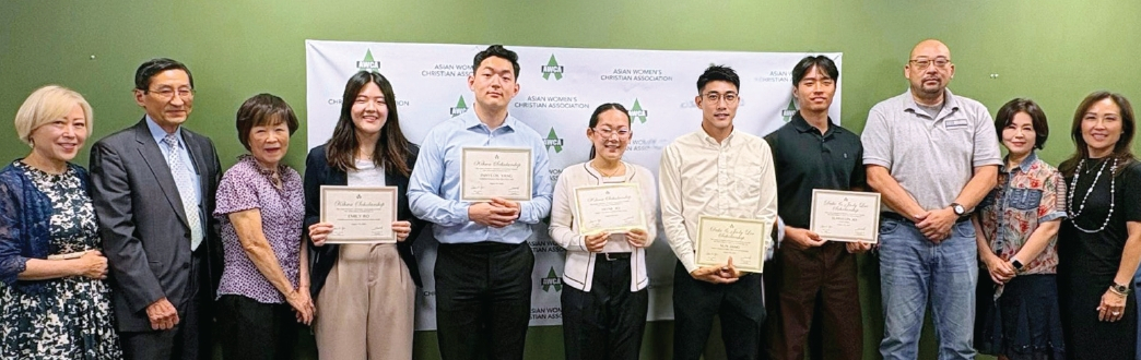 뉴저지여성사회봉사센터(AWCA)는 지난 7일 티넥 AWCA 회관에서 ‘기화 장학금’ 및 ‘듀크 & 주디 장학금’ 수여식을 열고 한인 학생들에게 장학금을 전달했다.  [AWCA]