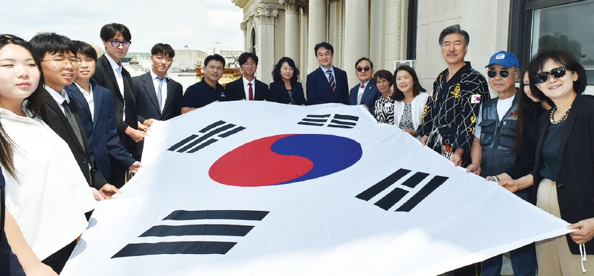 한미연합회(AKUS) 주최로 제81주년 광복절 기념행사가 지난 13일 뉴저지 저지시티 시청에서 개최됐다. 이날 행사에는 김상호 뉴욕총영사, 데니지 리들리 저지시티 시의장, 송미숙 뉴저지한인회장을 비롯 지역 주요 인사와 한인사회 관계자들이 참석했다. [한미연합회]