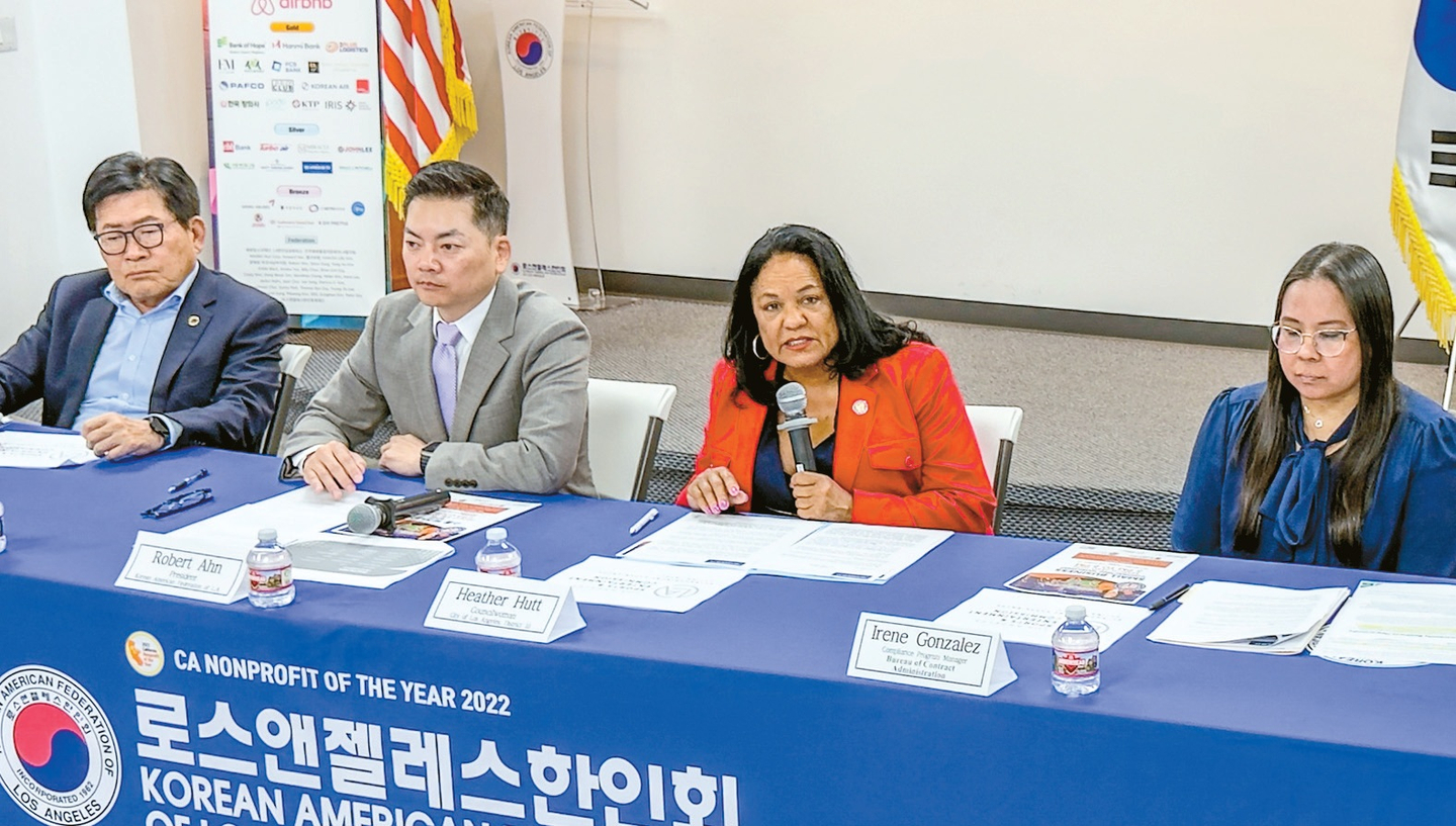 한인사회가 1세 중심 리더십에서 벗어나 차세대의 참여와 역할을 확대하는 변화를 모색하고 있다. 지난 3월 LA한인회와 헤더 허트 LA시의원 등이 올림픽 조달사업 참여를 위한 소상공인 워크숍 개최 계획을 발표하는 모습. 김상진 기자