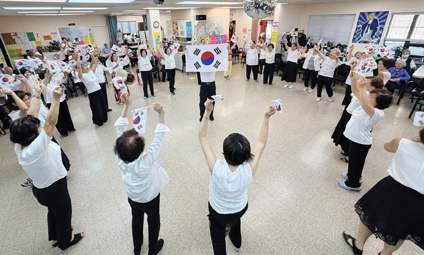 스태튼아일랜드 성인데이케어센터는 지난 15일 제81주년 광복절 기념행사를 개최했다. 멤버들은 양손에 태극기를 들고 ‘홀로 아리랑’에 맞춰 춤을 추고 풍물놀이와 소고춤을 선보인 뒤, 만세삼창을 외치며 광복의 의미를 되새겼다.  [스태튼아일랜드 성인데이케어센터]