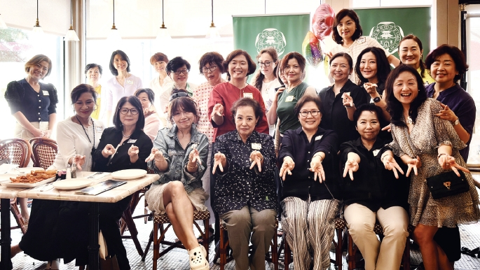 이화여자대학교 뉴욕동창회는 지난 12일 뉴저지 포트리의 베리모어 필름 센터와 카페에서 30여 명의 동창들이 참석한 가운데 영화 관람과 친교의 시간을 가졌다.  [이화여자대학교 뉴욕동창회]