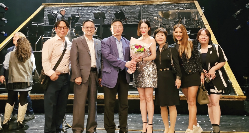지난 17일 브로드웨이의 대표적인 뮤지컬 ‘시카고’에 주연인 록시 하트역에 첫 출연한 아이비의 공연이 대성공을 거두었다. 뉴욕한인회는 공연 후 무대서 아이비에 꽃다발 증정식을 가졌다.  [뉴욕한인회]