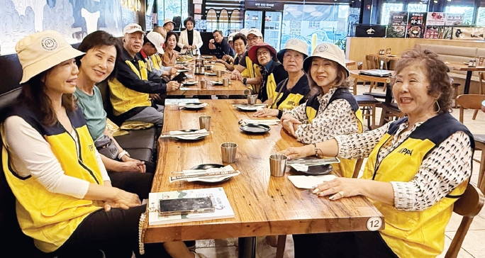 뉴저지한인상록회는 19일 팰리세이즈파크 브로드웨이 일대에서 거리청소를 마친 팰팍주민연합회(PPCA.회장 강길림) 자원봉사자 25명에게 해장식당에서 아침식사를 제공했다. 이날 봉사자들은 ‘팰팍을 깨끗하게, 주변을 깨끗하게, 자신을 깨끗하게!’라는 슬로건 아래 거리청소에 나섰다.  [뉴저지한인상록회]