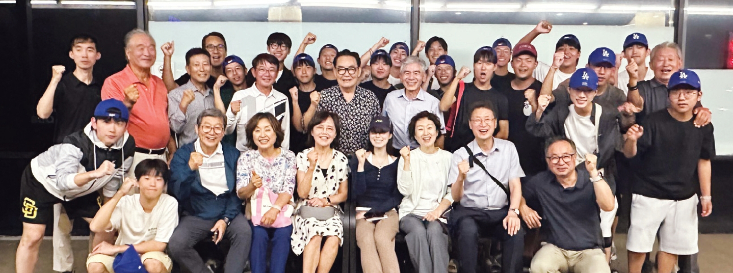 대광고등학교 학생 18명과 교사 2명이 남가주 대광동문회 초청으로 3~14일 서부 지역 견학 프로그램에 참여했다. 학생들은 주요 기관과 명소를 둘러보며 견문을 넓혔다.  [남가주 대광동문회 제공]