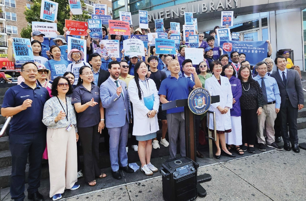 지난 18일 민권센터 스태프와 한인 이민자 모임 회원들은 플러싱 도서관 앞에서 존 리우 뉴욕주 상원의원이 개최한 ‘당뇨 검사 건강보험 보장 촉구 집회’에 참여했다.  [민권센터]