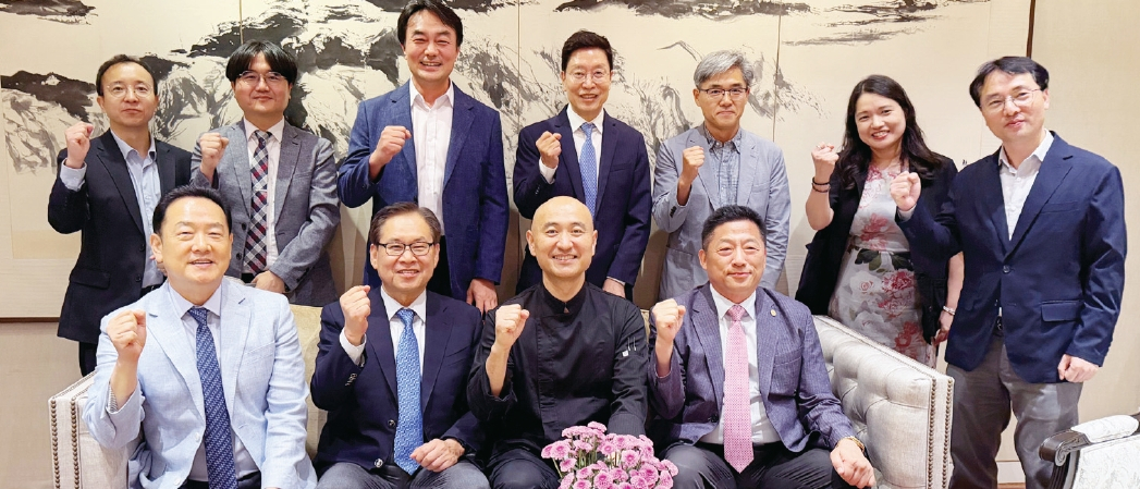 사이버한국외대 문휘창 총장 일행이 19일 뉴욕총영사 관저를 방문해 김상호 총영사와 뉴욕한인회 등과 함께 간담회를 가졌다.  [뉴욕한인회]