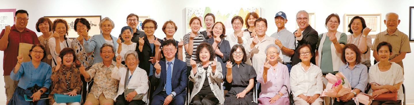 LA한국문화원은 지난 20일 문화원 2층 아트갤러리에서 미주한인서예협회 제35회 정기전 ‘묵향의 여정’을 개막했다. 전시는 9월 3일까지 열린다. 이날 테레사 황 회장을 비롯한 참석자들이 기념촬영을 하고 있다.  [LA한국문화원 제공]