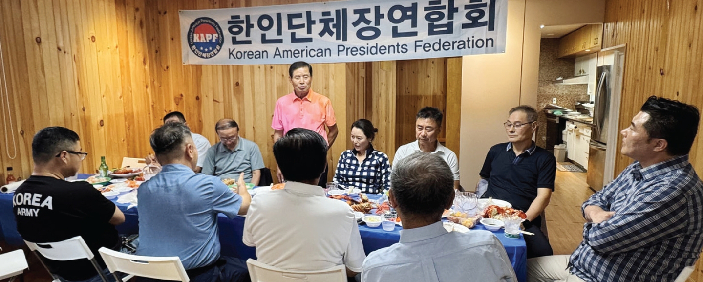 한인단체장연합회가 지난 21일 곽호수 연합회장 자택에서 8월 월례회 모임을 가졌다. 이날 모임에 전.현직 단체장 14명이 참석해 주요 현안을 발표하고 하반기 주요 행사 및 사업계획을 공유했다.  [한인단체장연합회]
