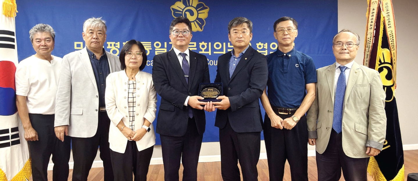 민주평화통일자문회의 뉴욕협의회가 지난 20일 뉴욕협의회 회의실에서 한국으로 귀임하는 뉴욕총영사관 엄경태 부총영사(가운데)에 감사패를 전달하고 환송식을 가졌다.  [민주평통뉴욕협의회]