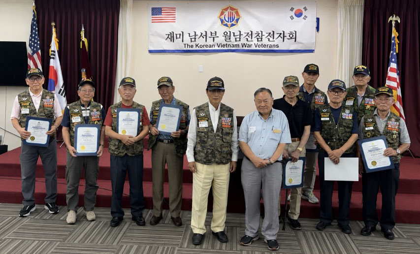 섀런 쿼크-실바 가주 67지구 하원의원은 지난 22일 가든그로브의 OC한인회관에서 열린 재미 남서부 월남전참전자회(회장 장일상, 이하 참전자회) 월례회에서 모범 회원들에게 박동우 보좌관을 통해 표창장을 전달했다. 장일상(앞줄 왼쪽) 회장, 박동우(장 회장 오른쪽) 보좌관이 표창장을 받은 회원들과 함께 자리했다. [참전자회 제공]