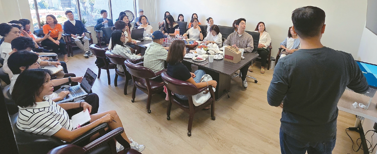 남가주한인부동산협회(회장 이든 백) 산하 차세대 네트워크 조직 ‘YPN(Young Professionals Network)’은 지난 21일 LA 드림부동산 사무실에서 가주부동산법 세미나를 개최했다고 밝혔다. 이날 부동산 에이전트 등 30여 명이 참석한 가운데, 세미나는 부동산 거래의 의무공개 규정에 대해 교육했다. 참석자들이 강연을 경청하고 있다. [남가주한인부동산협회 제공]
