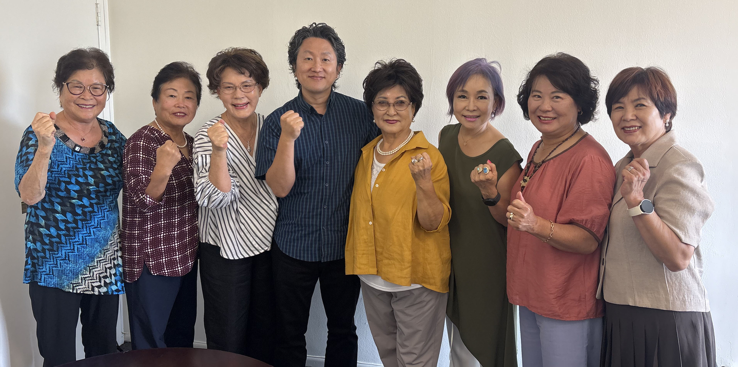 아리랑합창단 임원들이 새로운 도약을 다짐하고 있다. 왼쪽에서 네 번째가 강민석 지휘자, 그 오른쪽이 김경자 단장.