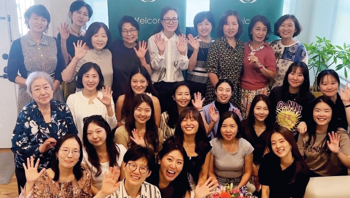 이화여자대학교 뉴욕동창회가 지난달 29일 뉴저지에서 2030 동창들과 12개의 이화 동아리를 이끌고 있는 리더들과 임원진들이 함께하는 ‘2030 커넥트, 선배와의 만남’ 시간을 가졌다. 30여명이 참석한 이 행사에서 각자의 전문성과 리더십에 대한 경험을 공유하며 즐거운 친교의 시간을 가졌다.  [이화여대 뉴욕동창회]