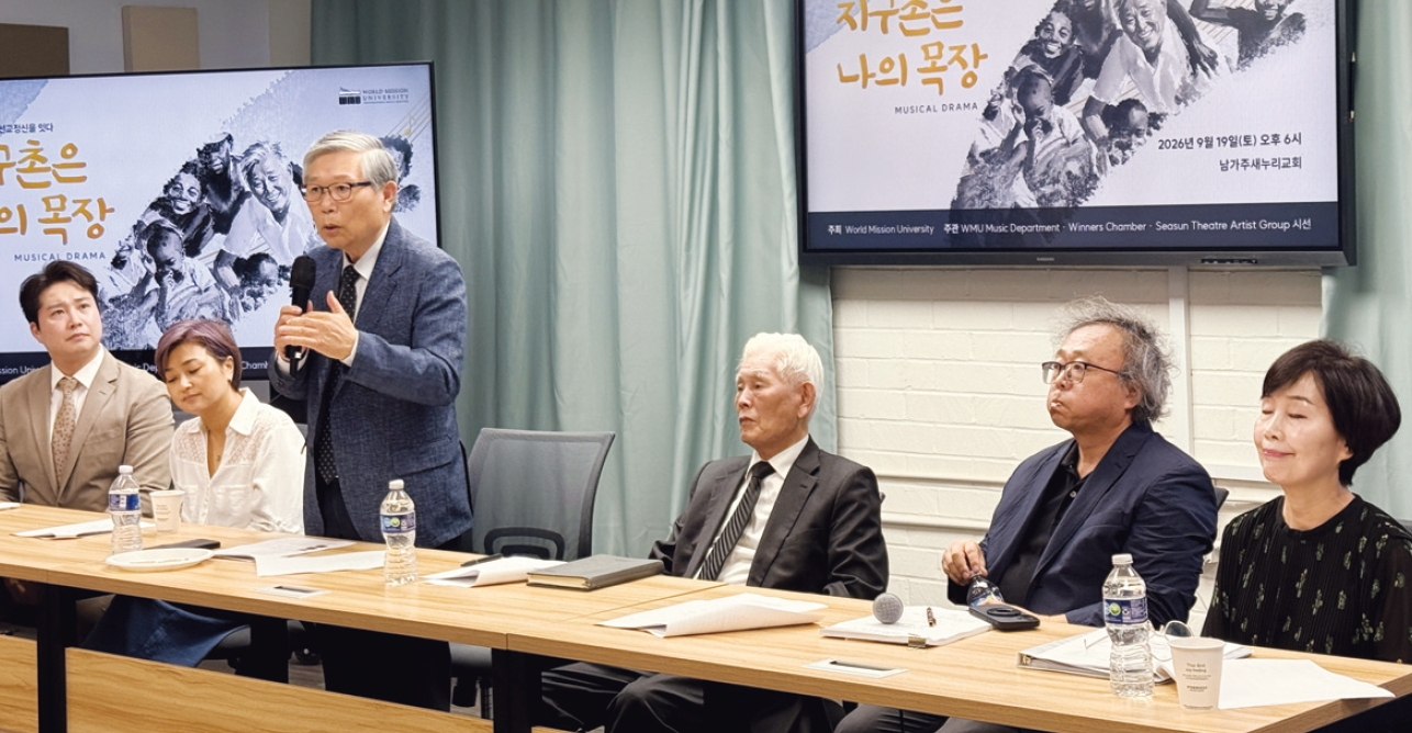 임성진 총장(왼쪽 세번째)이 이번 뮤지컬 공연 취지에 대해 설명하고 있다. 