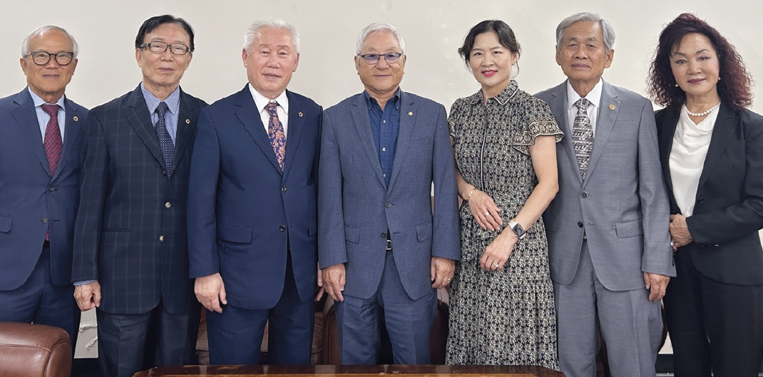 본지를 방문한 (왼쪽부터) 김진모 공동의장, 한광성 공동의장, 권영신 수석 공동의장, 임천빈 신임 상임의장, 임재정 정책위원, 정영조 공동의장, 주수경 재무이사, 