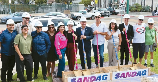 지난달 27일 시티하이츠의 테릴타 파크에서 열린 '컴플리트 스트리트' 프로젝트 착공식에서 SANDAG의 주요 관계자들이 함께 했다. [SANDAG 페이스북 캡처]