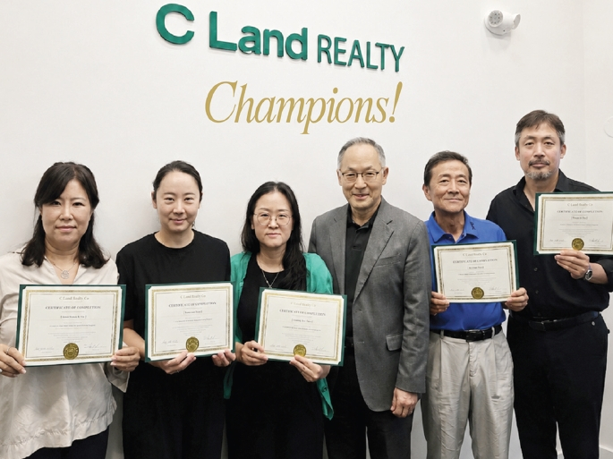 C Land 부동산의 강화된 교육에 참가한 5명의 신규 에이전트들이 수료증을 들고 있다.  [사진 C Land 부동산]