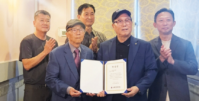 뉴욕한인축구협회는 3일 베이사이드 뉴욕반점 식당에서 제26대 회장 당선증 전달식을 열었다. 이해진 신임 회장은 2년간 협회를 이끌게 된다. 이 회장은 뉴욕지역 22개 축구팀의 통합을 이끌고 조기축구대회를 열어 한인 축구 활성화에 힘쓰겠다고 밝혔다. 앞줄 왼쪽부터 홍명희 고문, 이해진 회장.  [뉴욕한인축구협회]