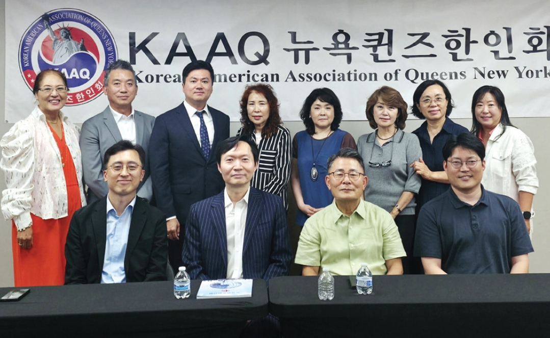 퀸즈한인회가 지난 1일 퀸즈한인회관에서 최근 부임한 강영신 부총영사를 비롯한 뉴욕총영사관 관계자들과 간담회를 갖고, 퀸즈 지역 한인들의 민원 편의와 안전 증진, 순회영사서비스 개선 방안 등에 대해 의견을 교환했다.  [퀸즈한인회]