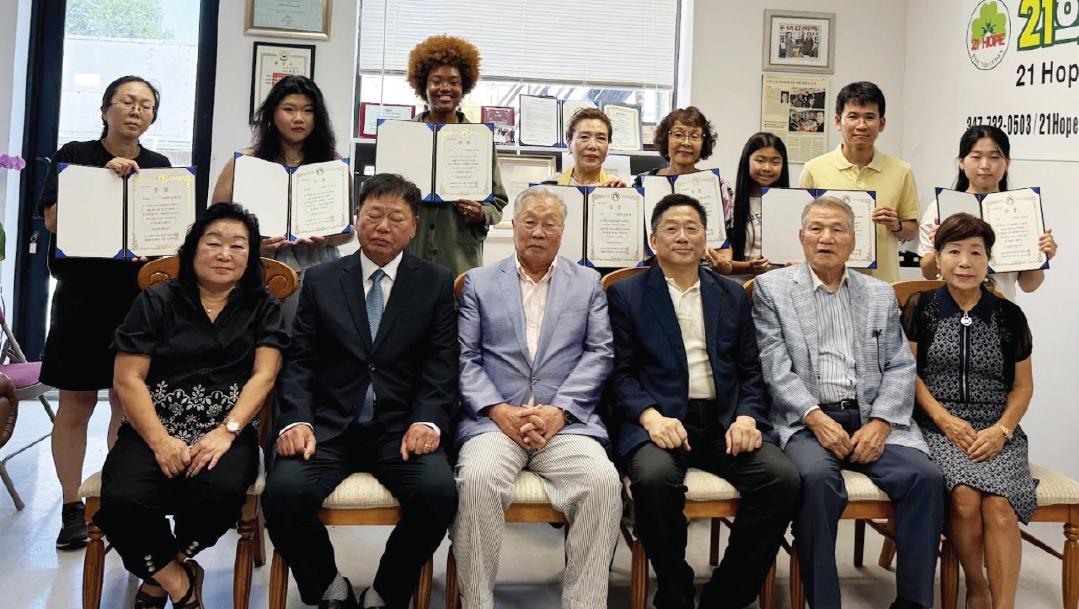 뉴욕한인회와 세종역사연구소가 공동 주최한 제1회 한국역사능력평가시험 시상식이 지난 3일 퀸즈 플러싱 21희망재단 사무실에서 개최됐다. 이날 시상식에는 공동 2등을 차지한 미셸 정 양과 차민정 양이 각각 혼혈아 및 만 10세인 것으로 알려져 관심을 모았다.  [21희망재단]