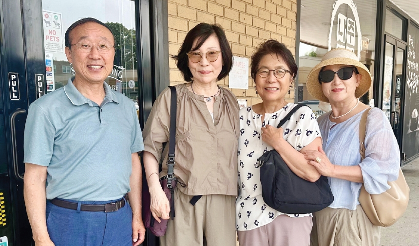 뉴저지에 거주하는 의사 이문향 박사와 권청씨가 한인 노숙인과 소외계층의 자립 등에 사용해 달라며 더나눔하우스에 후원금 1200달러를 전달했다. [더나눔하우스]