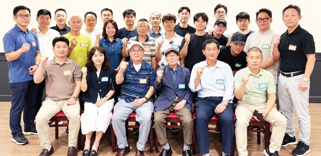 뉴욕한인축구협회(회장 이해진)는 지난 10일 퀸즈 베이사이드 삼원각 식당에서 뉴욕에 있는 구단들과 상견례 및 간담회를 가졌다.  [뉴욕한인축구협회]