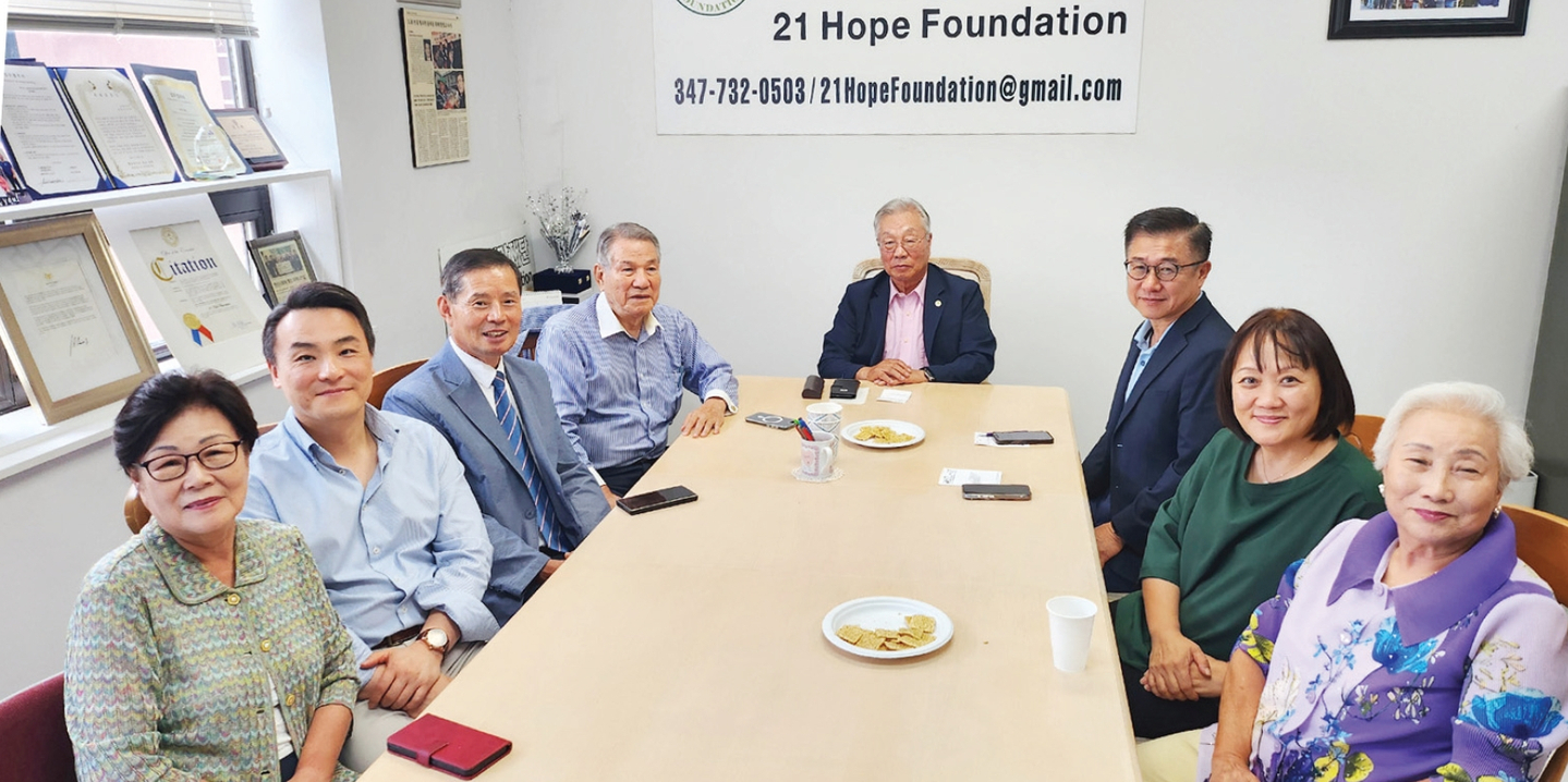 21희망재단이 지난 9일 재단 사무실에서 분기 이사회를 개최했다. 이날 이사회에서는 사업보고가 진행됐으며, 올해 장학생 선발 기준에 대한 논의 역시 진행됐다. 김준택 이사장은 “재단의 사업목표가 구제와 장학생 선발, 노인 복지 지원인 만큼 이사들이 적극적으로 참여했으면 좋겠다”고 전했다.  [21희망재단]