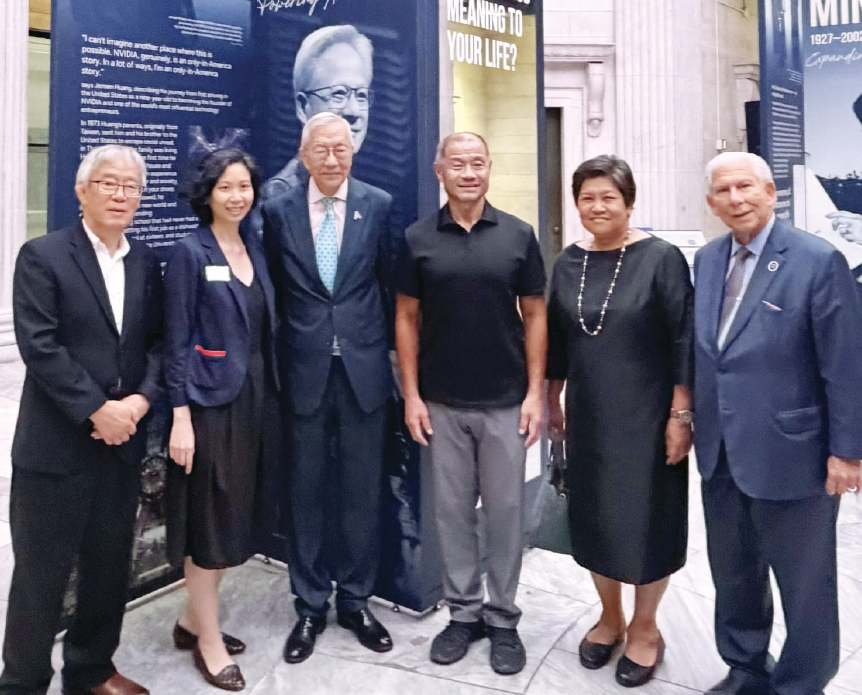 지난 10일 아시안비즈니스연맹이 미국 독립 250주년과 9.11테러 25주년을 맞이해 맨해튼 월스트리트에 위치한 연방기념박물관에서 미국 사회에 공헌해온 아시안 10명을 기념하는 기념관 개관 행사에 참석했다. 이날 행사에는 50여명의 아시안과 박물관 관계자 등이 참석했다.  [아시안비즈니스연맹]