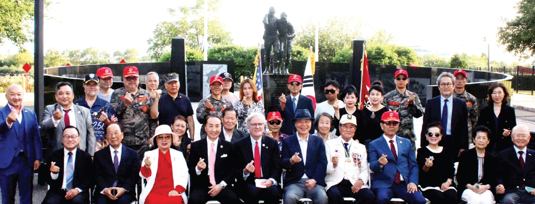 재미해병대전우회 동부연합회 등은 뉴저지 저지시티 한국전 참전용사비 앞에서 76주년 인천상륙작전 기념식을 개최했다. [재미해병대전우회 동부연합회]