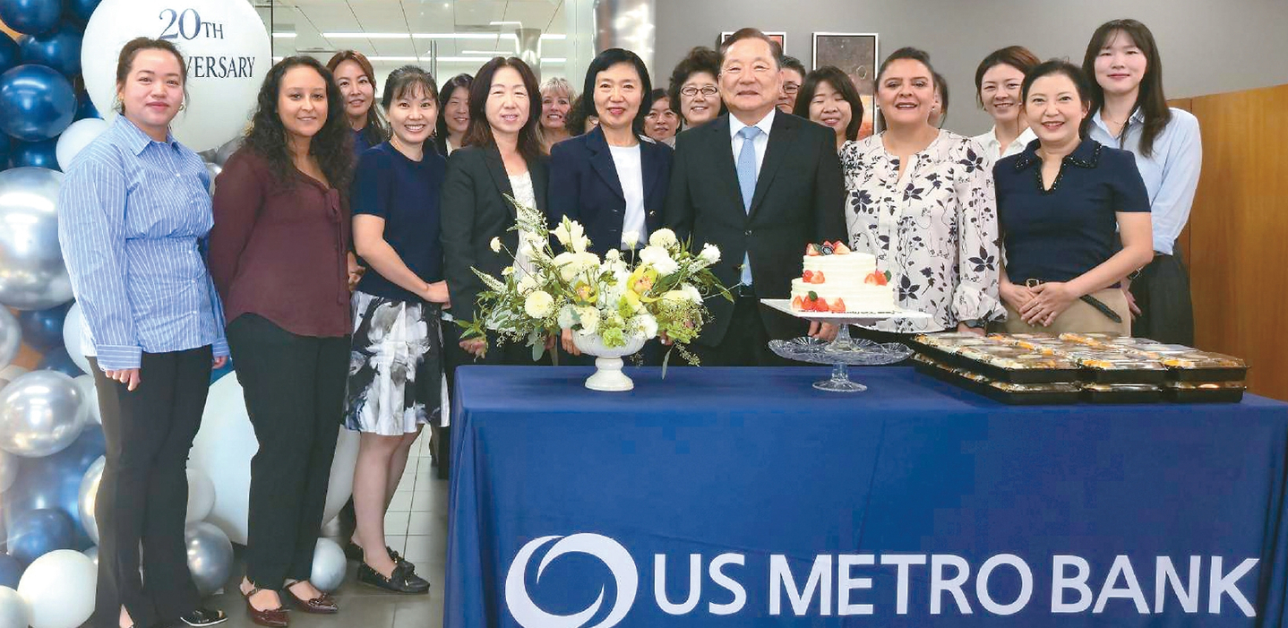 US 메트로뱅크(행장 김동일)가 15일 오전 가든그로브 지점(9866 Garden Grove Blvd. Garden Grove) 오픈 20주년을 자축하고 고객들에게 다과와 선물을 제공했다. 가든그로브 불러바드 선상 한미플라자 쇼핑몰에 소재한 해당 지점은 2006년에 오픈해 한인과 다인종 고객들에게 다양한 금융 서비스를 제공해왔다. 김동일 행장(앞줄 오른쪽에서 세 번째)과 김미라 본부장(두 번째) 등 지점 직원들이 오전 영업 전에 모여 더 알찬 서비스를 다짐하고 있다. [은행 제공]