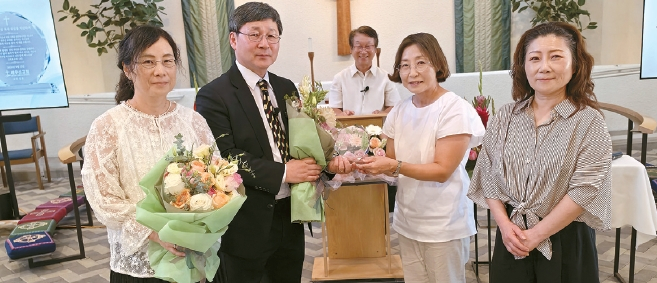 지난 13일 열린 세우신교회의 '창립 2주년 감사예배 및 담임목사 취임식'에서 성도 대표들이 최광현 목사에게 취임패와 꽃다발을 전달하고 있다. 왼쪽부터 이상아 사모, 최광현 목사, 김원식 권사, 최윤희·김은화 집사. 김영민 기자