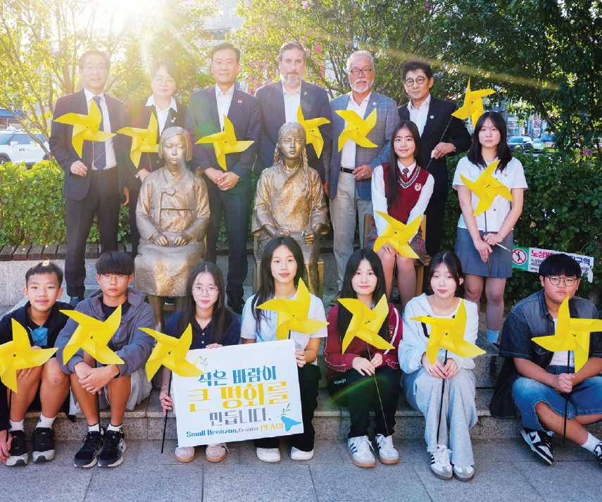 글렌데일시의 아디 카사키안 시장(뒷줄 왼쪽에서 네번째)이 지난 15일(한국시간) 서울 성북구 분수마루 광장 평화의소녀상을 방문했다. 성북구 관계자들과 청소년 문화교류단이 함께 기념촬영을 하고 있다.  [연합뉴스] 