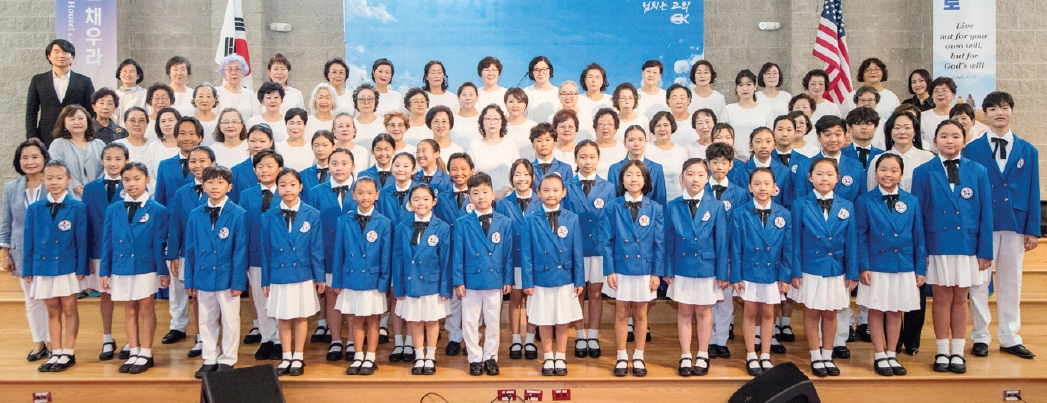 퀸즈YWCA 늘푸른합창단은 지난 12일 하크네시아장로교회에서 창단 35주년 기념 후원 음악회를 개최했다. 뉴욕한인청소년합창단이 특별 출연해 시니어 단원들과 세대를 잇는 아름다운 하모니를 선보였다. 약 300명이 참석한 이번 음악회의 수익금은 퀸즈YWCA의 세대 간 교류 프로그램인 ‘브레인 카페(Brain Cafe)’를 후원하는 데 사용된다.  [퀸즈YWCA]
