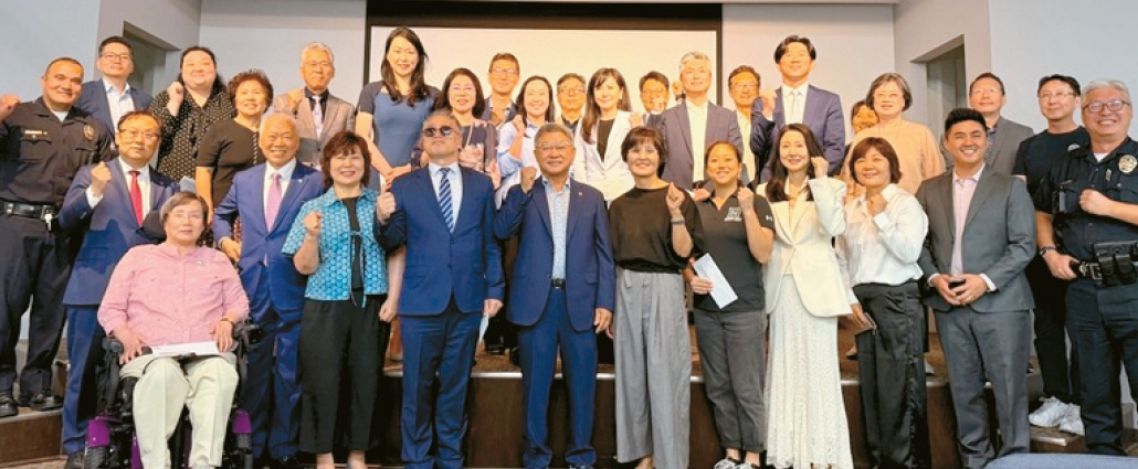 강창근(앞줄 왼쪽에서 여섯번째) 엣지마인 회장이 참석자들과 전달식이 끝난 후 기념사진을 찍고 있다. 