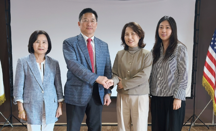 뉴욕한국교육원 신미경 원장(오른쪽 두 번째)이 부임 인사차 지난 17일 뉴욕한인회를 방문했다. 신 원장은 “임기 중 한인사회 내 한국학교 지원 확대, 한인학생 및 외국인들의 한국 방문 및 교육 연수 등 다양한 새 프로그램을 추진하고 싶다”는 포부를 드러냈다.  [뉴욕한인회]