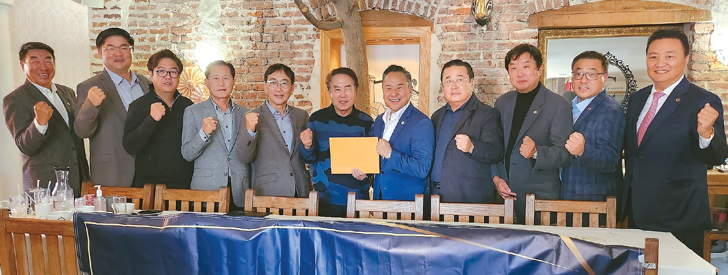 한인사회의 정치 후원 규모와 참여층이 확대돼야 정치권의 한인 유권자와 현안에 대한 관심을 끌어내고 정치력 신장으로 이어질 수 있다. 미주정치력신장위원회 관계자들이 2022년 존 이 LA시의원에게 선거 후원금을 전달하고 있다.  [중앙포토]
