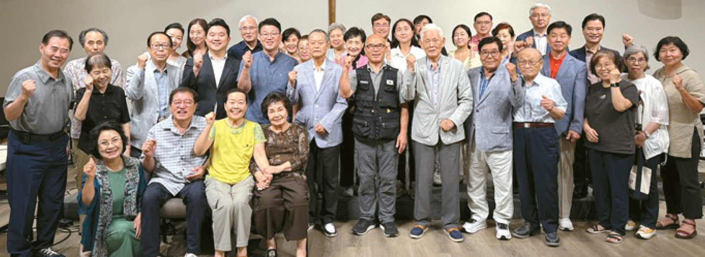 토런스 주님세운교회는 지난 11일 이강근 박사를 초청해 일일 부흥회 ‘성지가 좋다 애청자들과의 만남’을 개최했다. C채널 기독교방송 프로그램 ‘성지가 좋다’의 진행자인 이 박사는 성경의 배경이 되는 이스라엘과 중동 지역에 대한 이해를 돕고 교인들과 만남의 시간을 가졌다.  [주님세운교회 제공]