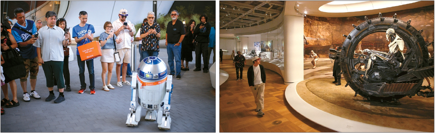 22일 LA 엑스포지션파크의 루카스 내러티브 아트 박물관이 개장해 '스타워즈'의 캐릭터 R2-D2가 관람객을 맞았다. 오른쪽은 한 관람객이 박물관 전시 공간을 둘러보는 모습. 조지 루카스 감독과 멜로디 홉슨이 설립한 이 박물관은 영화·만화·일러스트 등의 다양한 작품과 관련 자료를 선보인다.  [로이터]