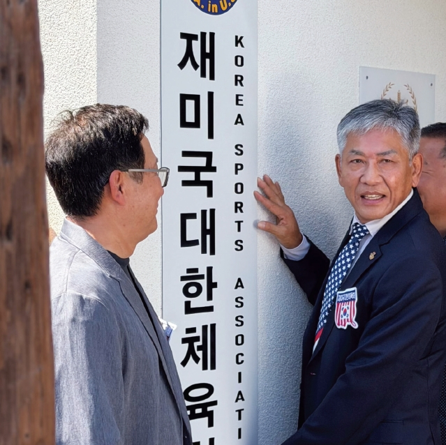 재미대한체육회가 전희택 신임 회장단 출범을 계기로 오렌지카운티 부에나파크에 새 사무실을 마련했다. 체육회는 지난 10일 개소식을 열고 한인 체육 발전과 지역·종목별 체육단체 간 교류 확대를 위한 새로운 출발을 알렸다. ▶문의: (661) 992-6124       [재미대한체육회 제공]