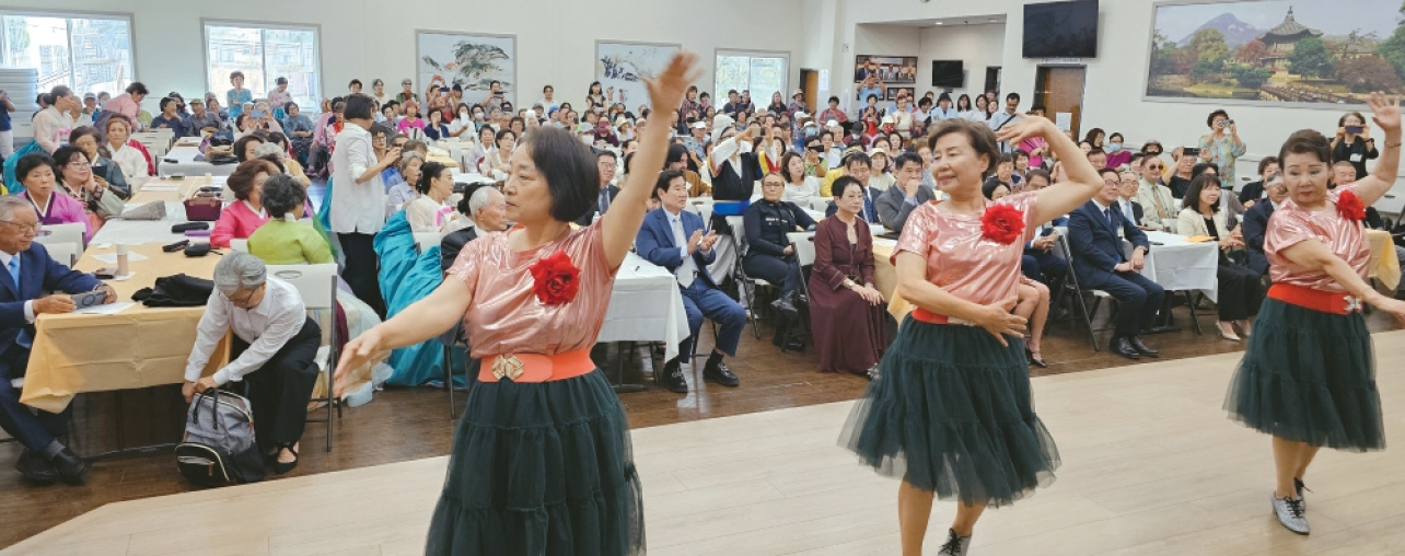 지난 22일 시니어센터에서는 300여명이 참석한 가운데 추석잔치가 열렸다. [시니어센터 제공]